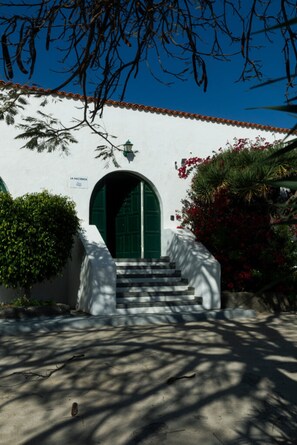 Exterior - Holiday Home “La Villa” with Sea View, Wi-Fi and Air Conditioning (El Carreton)