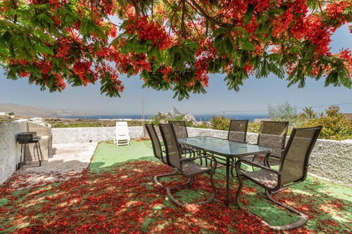 Holiday Home “La Villa” with Sea View, Wi-Fi and Air Conditioning