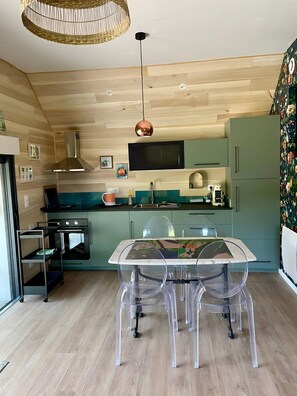 Private kitchen - Maison “Gîte Mimosas” with Terrace and Wi-Fi (Marzan)