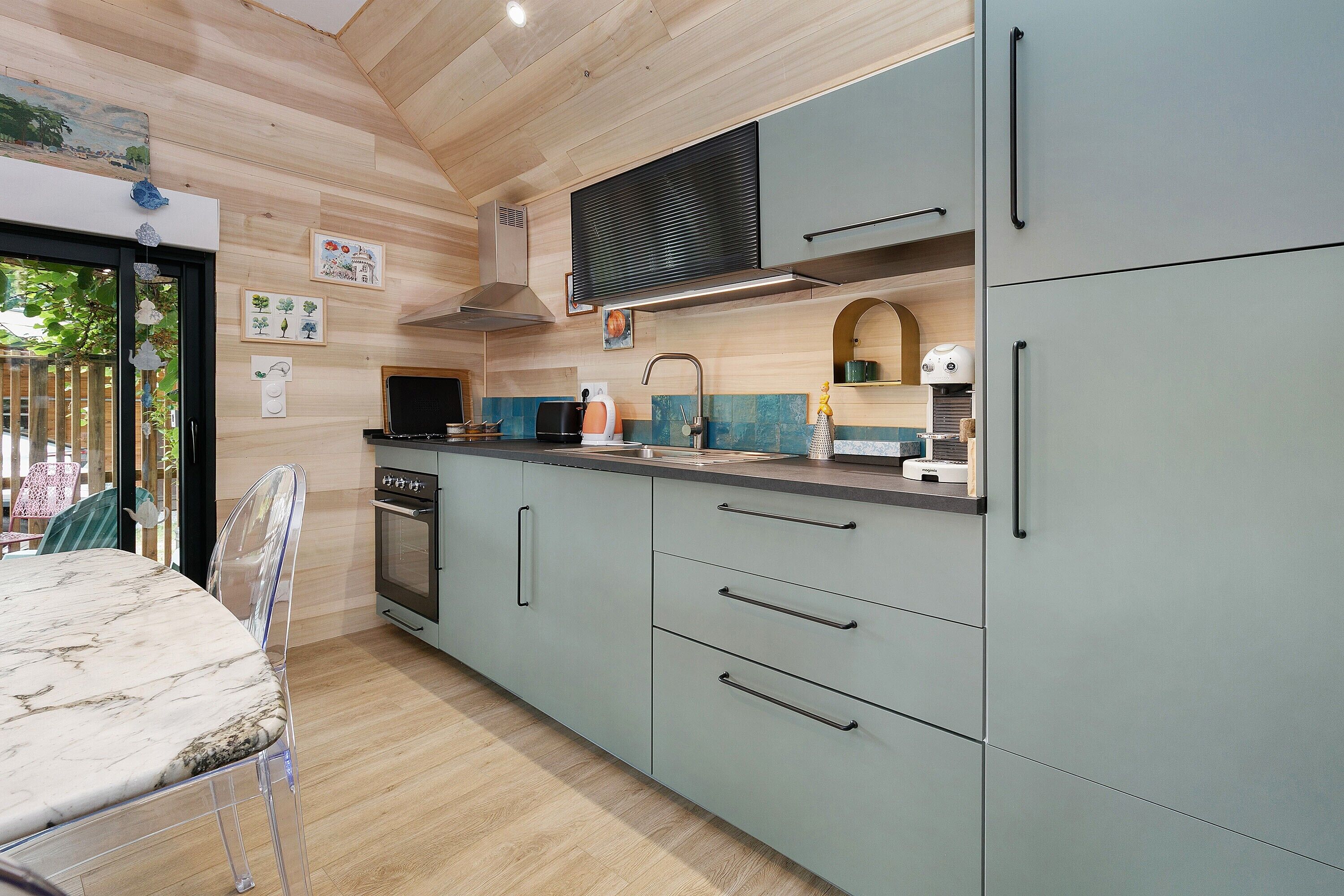Fridge, oven, stovetop, coffee/tea maker