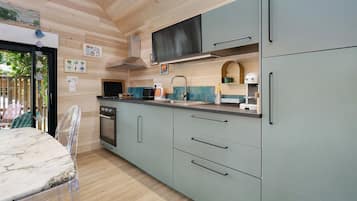 Fridge, oven, stovetop, coffee/tea maker