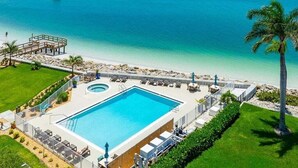 Un resort con una gran piscina, playa y vista al océano.