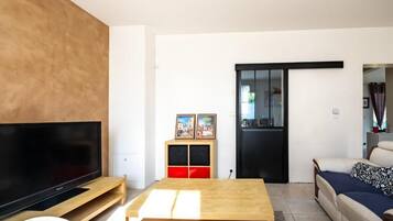 110-cm LED TV with cable channels