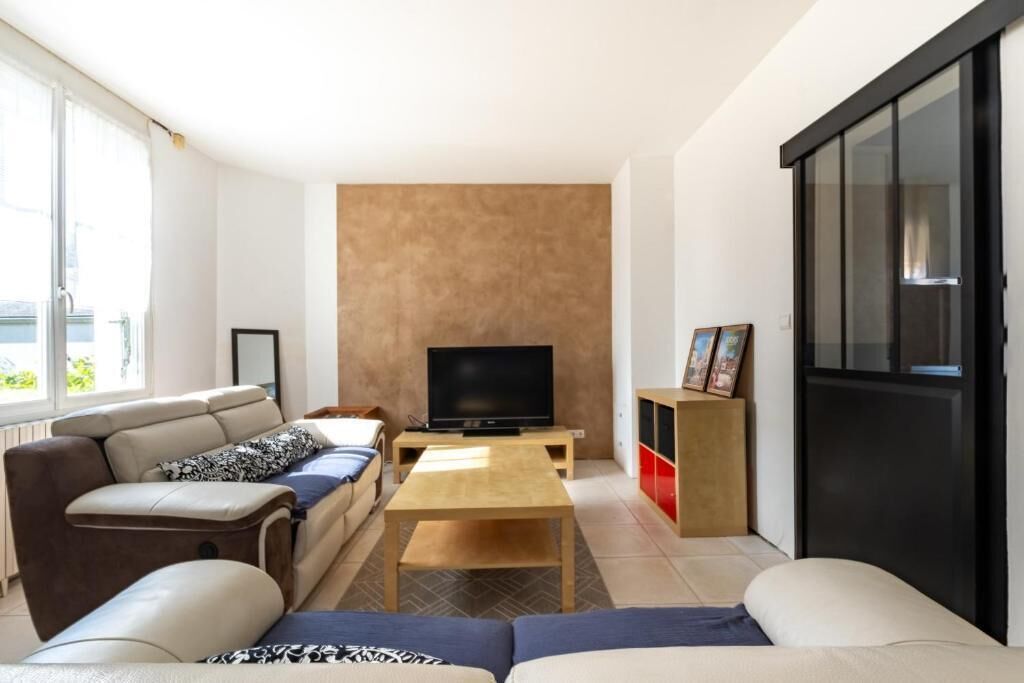 110-cm LED TV with cable channels