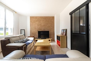 110-cm LED TV with cable channels