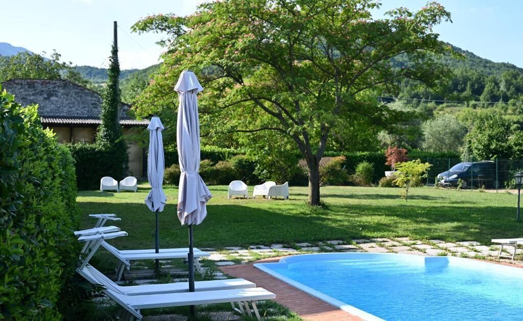 Piscina stagionale all'aperto, ombrelloni da piscina, lettini