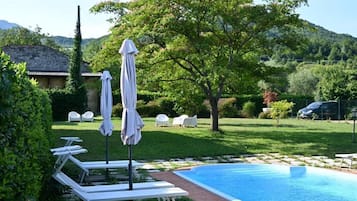 Piscina stagionale all'aperto, ombrelloni da piscina, lettini