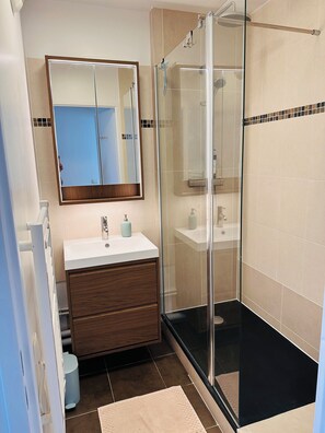 Shower, hair dryer, towels, soap - Blue Harmony (Massy)