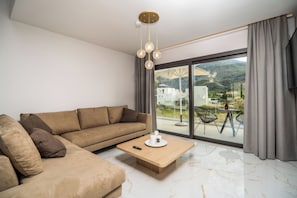 Ein modernes Wohnzimmer mit einer Couch, einem Couchtisch und einer Stehlampe.