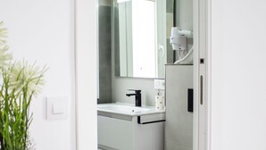 Apartament, vistes al complex turístic | Bany | Sabó, xampú i paper higiènic 