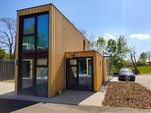 Exterior - Modern overseas container converted into a tiny house (Wertheim)