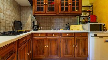 Coffee/tea maker, fridge, microwave, oven