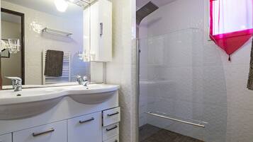 Shower, hair dryer, towels