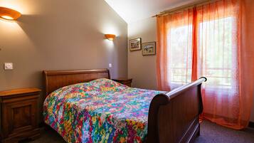 4 bedrooms, iron/ironing board, WiFi, bed sheets