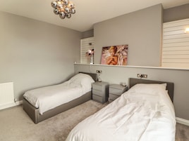 Cottage | 4 bedrooms, WiFi (free), individually decorated, individually furnished