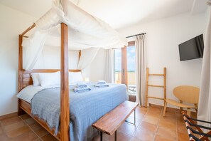Een strijkplank/strijkijzer, wifi, beddengoed