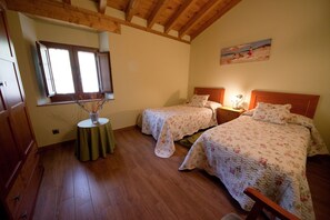 Tabla de planchar con plancha, wifi y ropa de cama 
