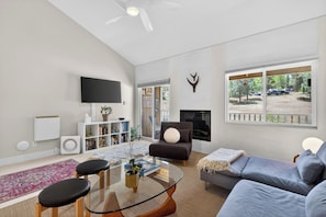 Smart TV, books - Modern condo with loft | shuttle path to resort (Angel Fire)