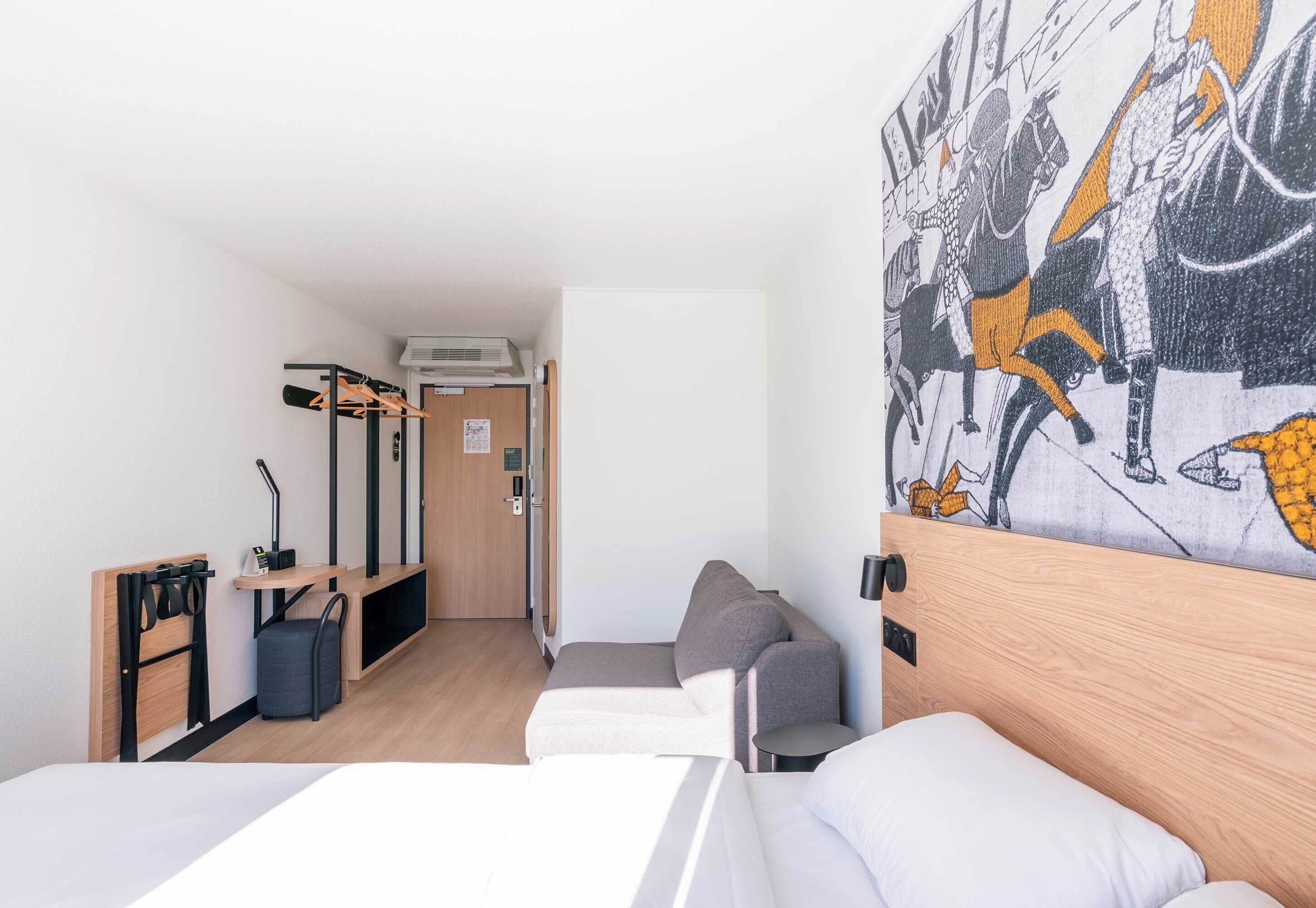 Triple Room, Non Smoking | Desk, free WiFi, bed sheets