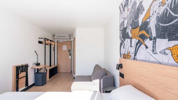 Triple Room, Non Smoking | Desk, free WiFi, bed sheets