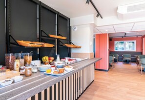 Breakfast buffet - B&B Hotel Bayeux (Bayeux)