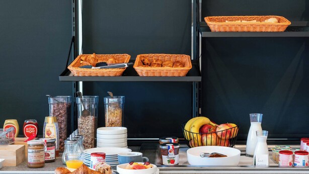 En frukostbuffé med ett varierat utbud av mat och tillbehör.