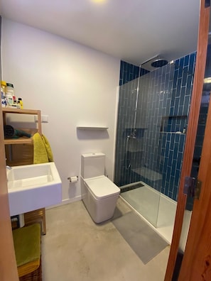 Ein Badezimmer mit Waschbecken, Toilette und Duschkabine.