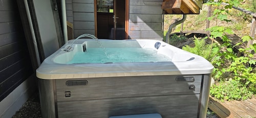 Architect-designed chalet with spa and panoramic views 3 bedrooms, children's area