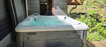 Architect-designed chalet with spa and panoramic views 3 bedrooms, children's area