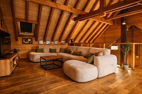 Architect-designed chalet with spa and panoramic views 3 bedrooms, children's area