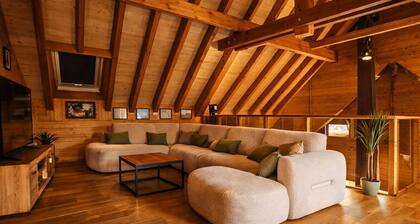 Architect-designed chalet with spa and panoramic views 3 bedrooms, children's area