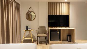 Superior Twin Room | Peti besi dalam bilik, meja, ruang kerja komputer riba, Wi-fi percuma