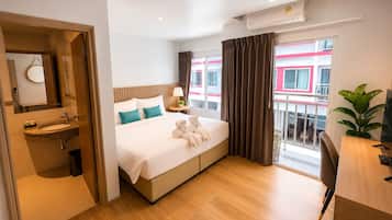 Quarto casal superior, sacada | Cofres nos quartos, escrivaninha, espaço de trabalho para notebook