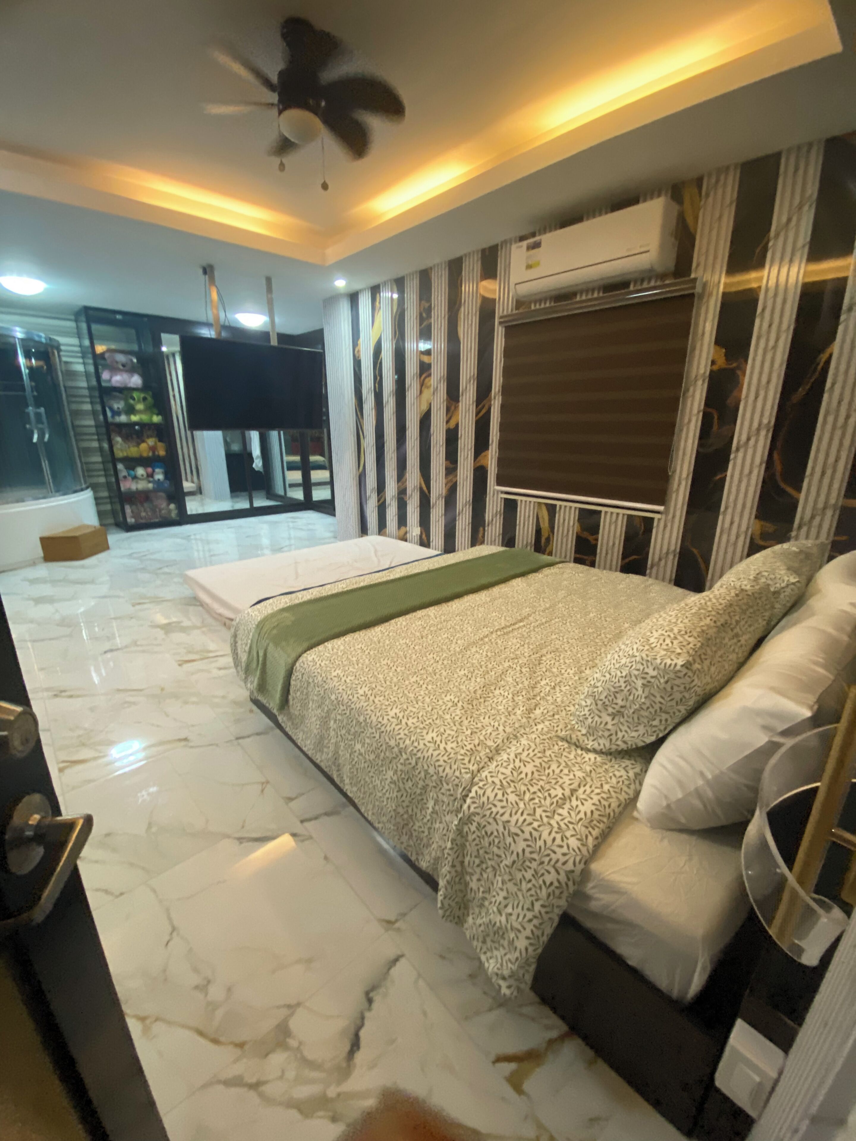 3 bedrooms, iron/ironing board, WiFi, bed sheets