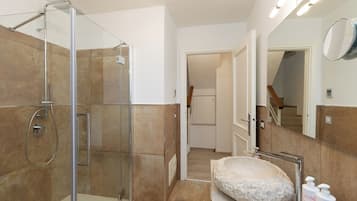 Alloggio su due livelli, vista mare | Bagno