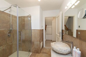 Dupleks, pemandangan laut | Kamar mandi