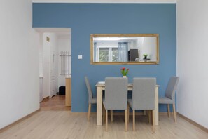 Dining - Cozy Apartment for Friends | Great Location Close to the Metro (Warszawa)