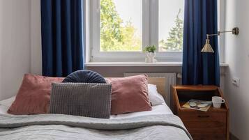 Tabla de planchar con plancha, cuna de viaje, wifi y ropa de cama