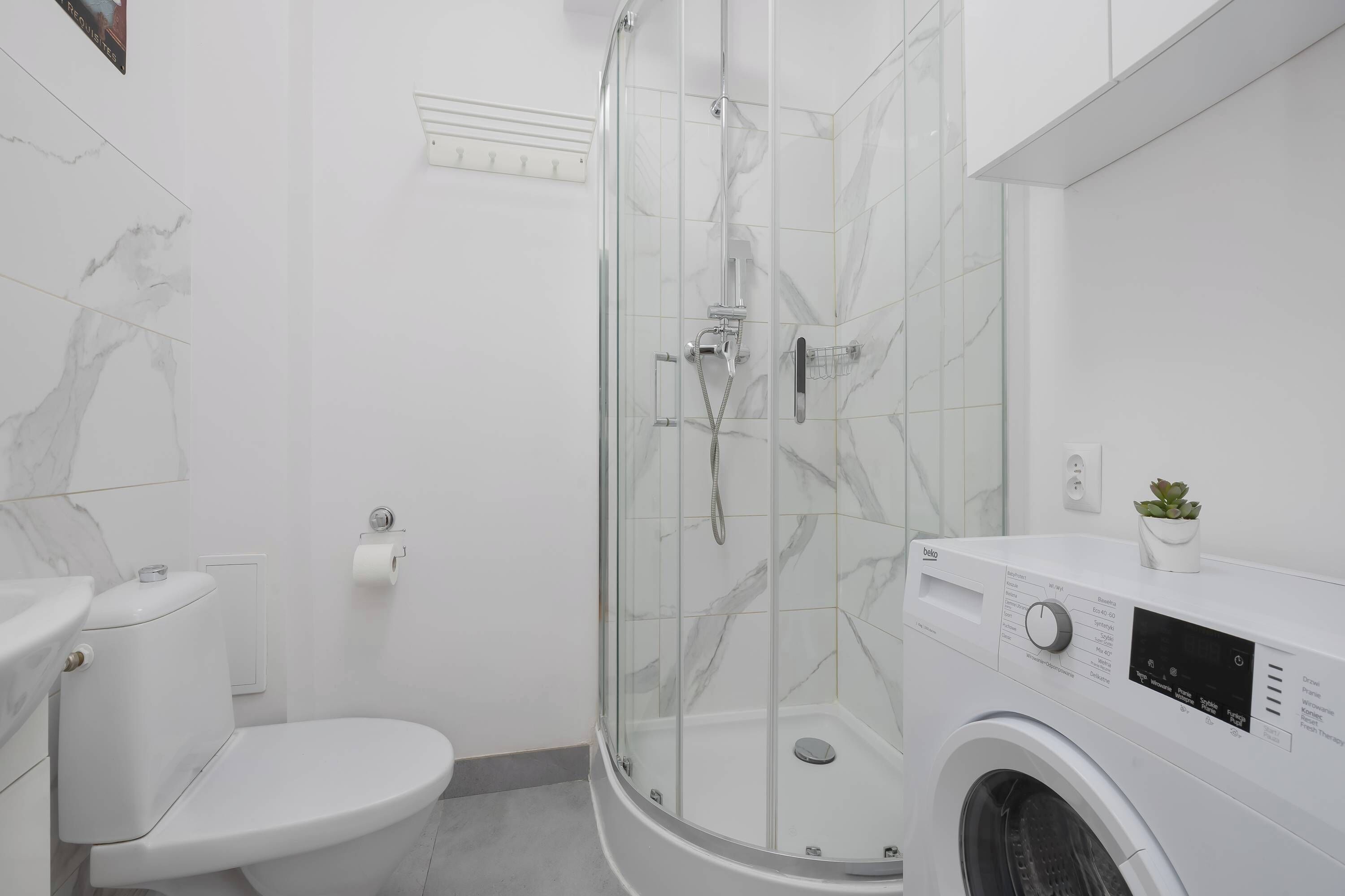 Ducha, secador de pelo, toallas, shampoo