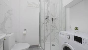 Ducha, secador de pelo, toallas, shampoo