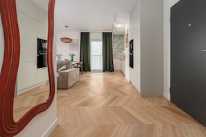 Eine moderne Wohnung mit Küche, Essbereich und Wohnzimmer.