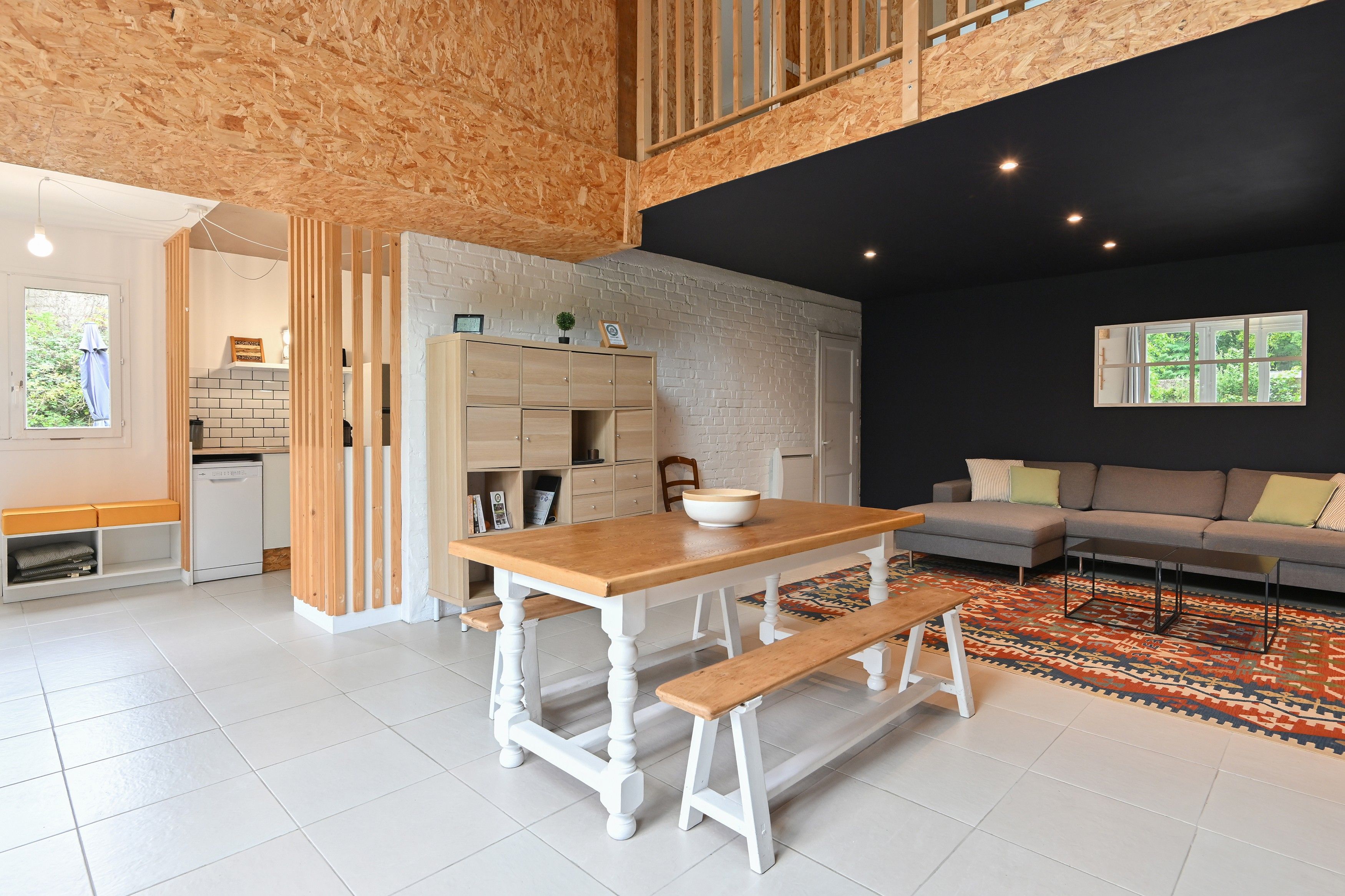 Un intérieur moderne comprenant un coin repas, une cuisine et un espace de vie.