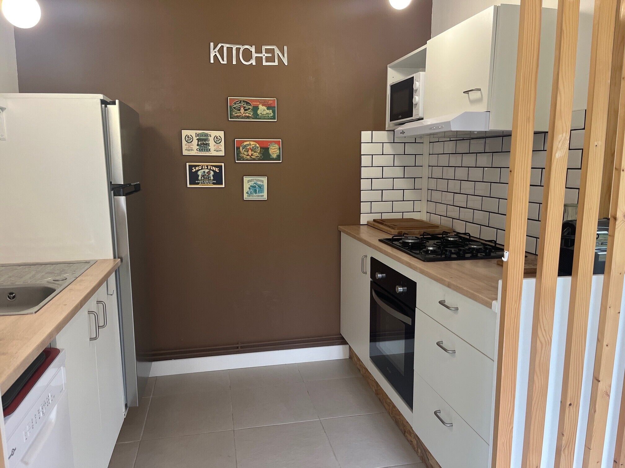 Réfrigérateur, four à micro-ondes, un four, surface de cuisson