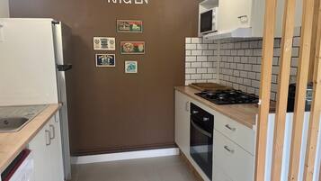 Réfrigérateur, four à micro-ondes, un four, surface de cuisson