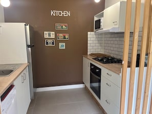 Frigorifero, microonde, forno, piano cottura
