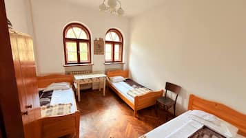 Escritorio, espacio para trabajar con laptop y ropa de cama