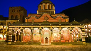 A historic building with a large dome and arches, featuring intricate designs and a courtyard.