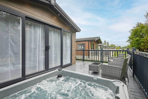 Host & Stay | OAK16 Rose Lodge