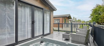 Host & Stay | OAK16 Rose Lodge