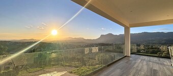 Apartment with a private pool and views of the sea and mountains
